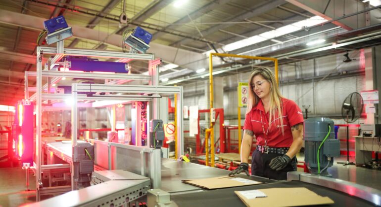 Los paquetes son aforados antes de pasar a la cinta de clasificación.